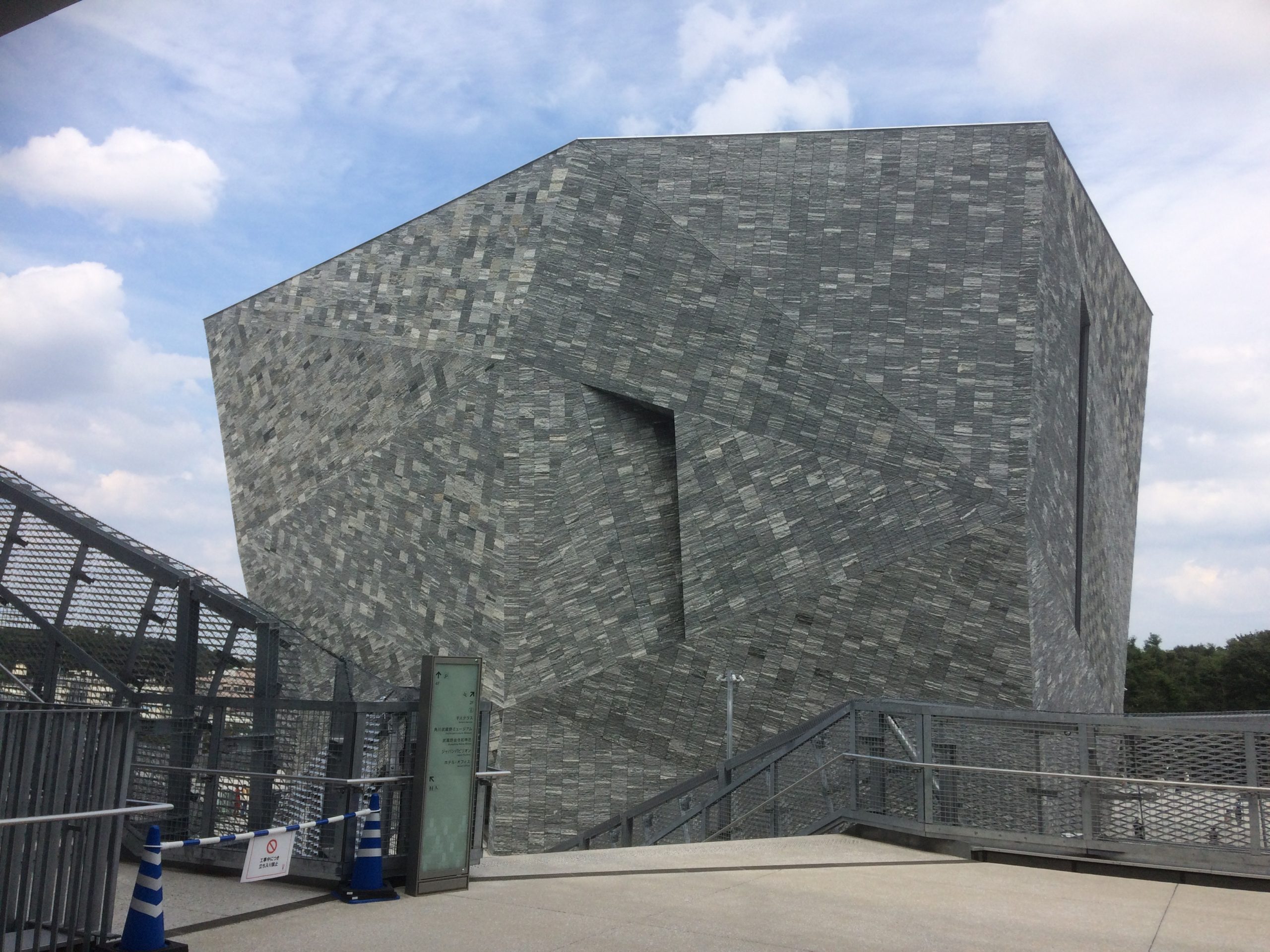 ところざわサクラタウンのアクセスは？駐車場はあるの？